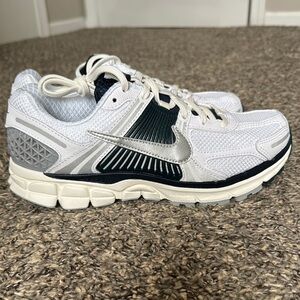 Women’s Nike Zoom Vomero 5 size 9